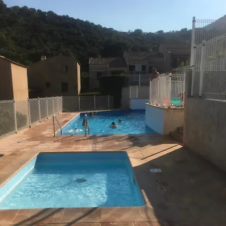 Vue Au Loin Maisonnette Equipee Pour 4 Personnes Avec Piscine Clim Wifi Velos Tv Barbecues アパート