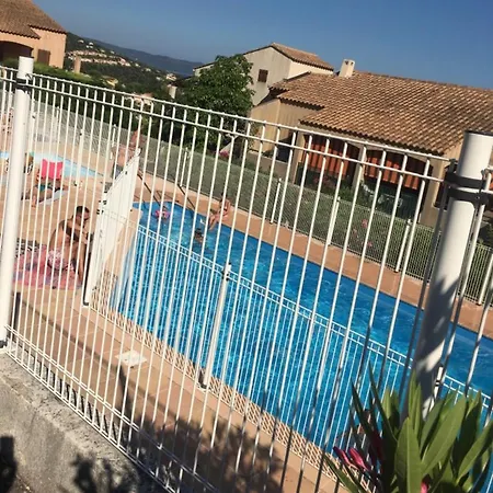 Vue Au Loin Maisonnette Equipee Pour 4 Personnes Avec Piscine Clim Wifi Velos Tv Barbecues