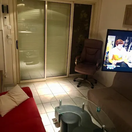 Vue Au Loin Maisonnette Equipee Pour 4 Personnes Avec Piscine Clim Wifi Velos Tv Barbecues