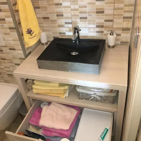 Vue Au Loin Maisonnette Equipee Pour 4 Personnes Avec Piscine Clim Wifi Velos Tv Barbecues アパート