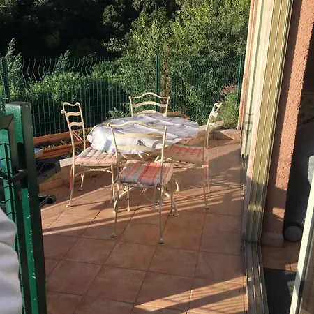 Vue Au Loin Maisonnette Equipee Pour 4 Personnes Avec Piscine Clim Wifi Velos Tv Barbecues