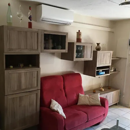 Vue Au Loin Maisonnette Equipee Pour 4 Personnes Avec Piscine Clim Wifi Velos Tv Barbecues アパート